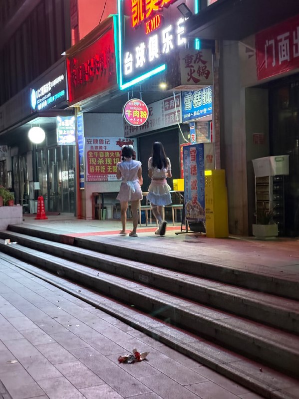 出差贵州。有名的就是鸡场街，吃